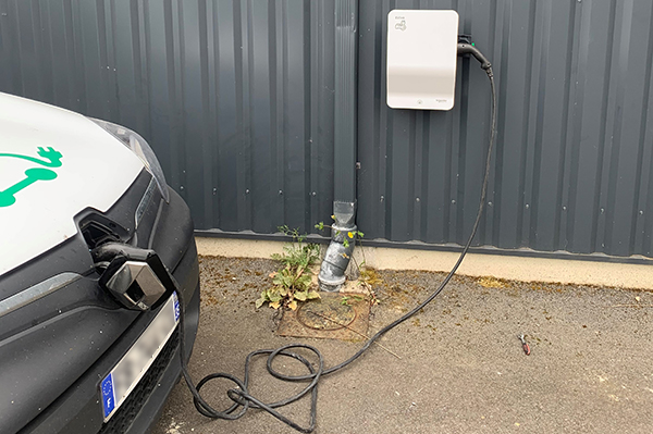 Installation borne de recharge de voiture électrique